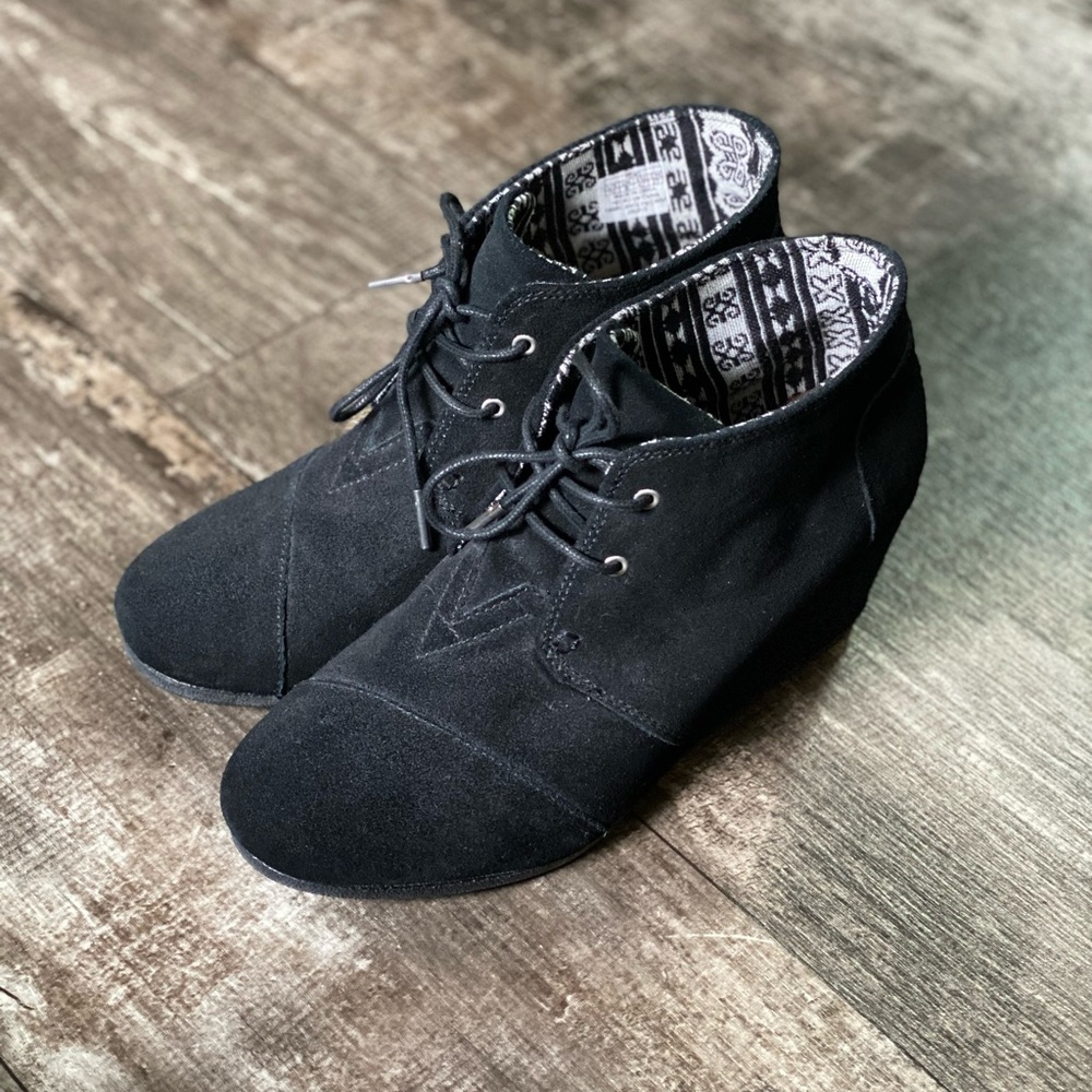 TOMS Black Lace Up Wedge Bootie Size 10